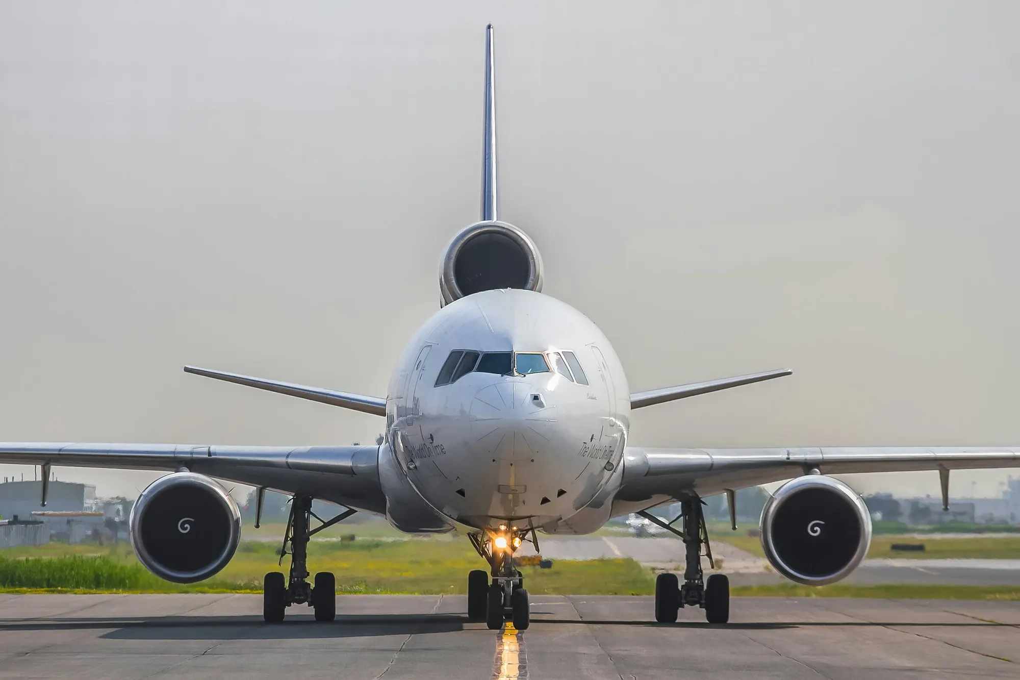 Avión de carga en pista, listo para salir hacia Managua