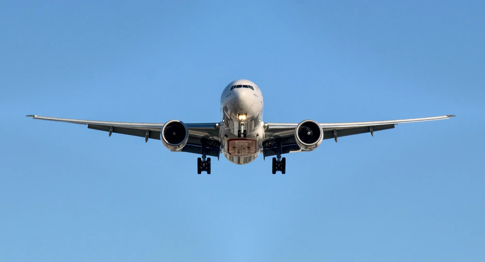 Avión en aproximación bajo cielo despejado