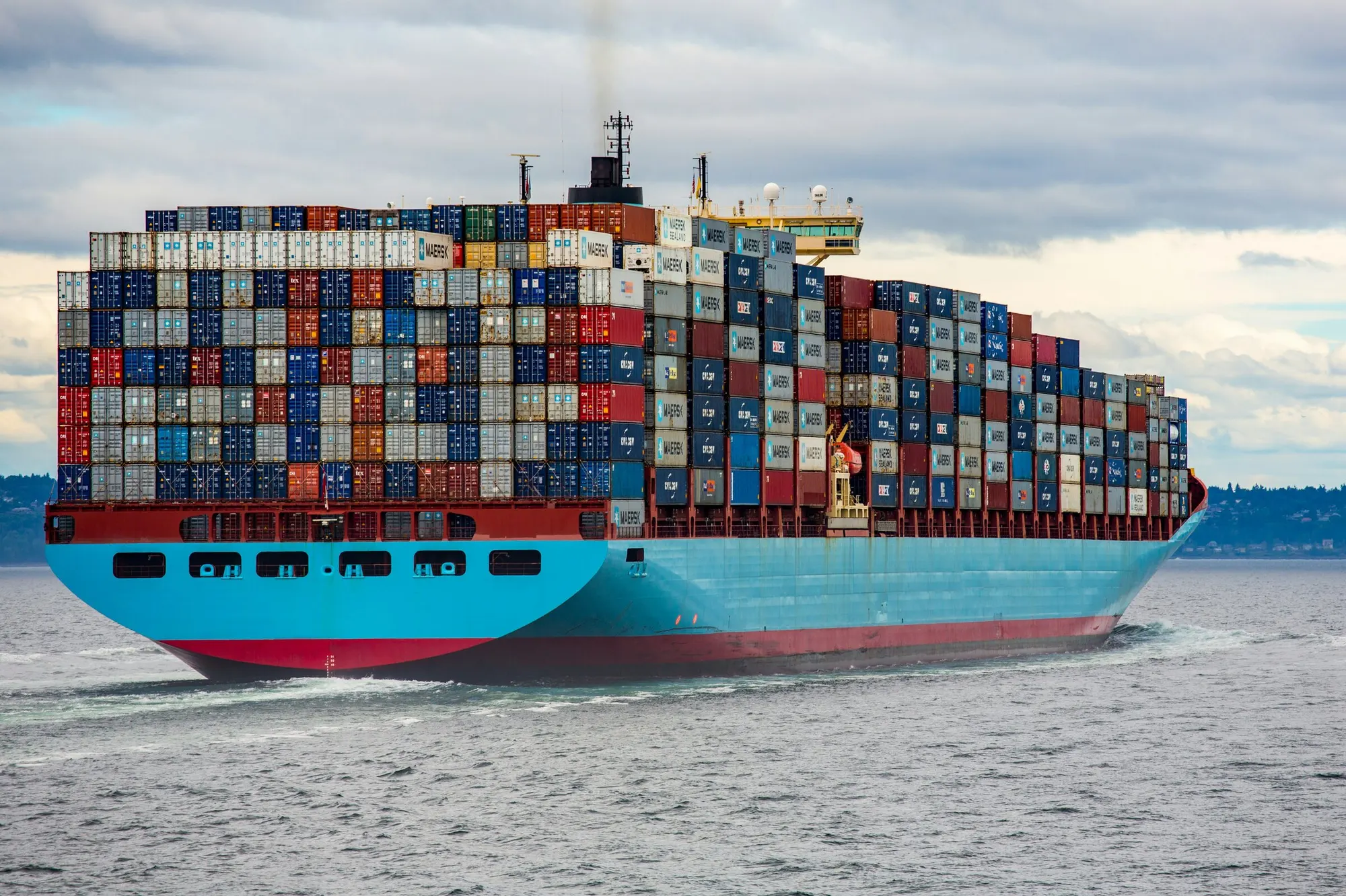 Buque portacontenedores cargado en alta mar